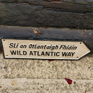 Segnale stradale irlandese in ghisa stile vintage Wild Atlantic Way/opere famoso sentiero turistico irlandese Arlantic Ocean/cartello gaelico irlandese