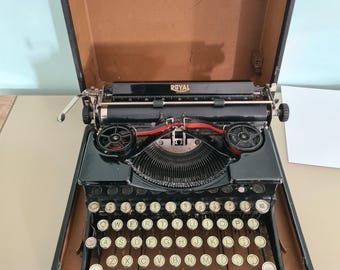 Working Vintage Royal typewriter