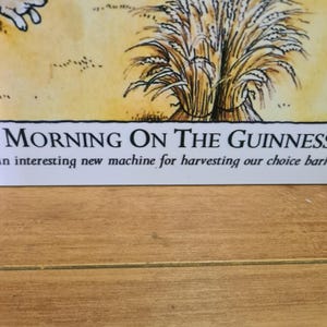 K&ouml;nnte beinhalten: Ein wei&szlig;es Schild mit schwarzem Text, auf dem steht "Morning on the Guinness. An interesting new machine for harvesting our choice barley."