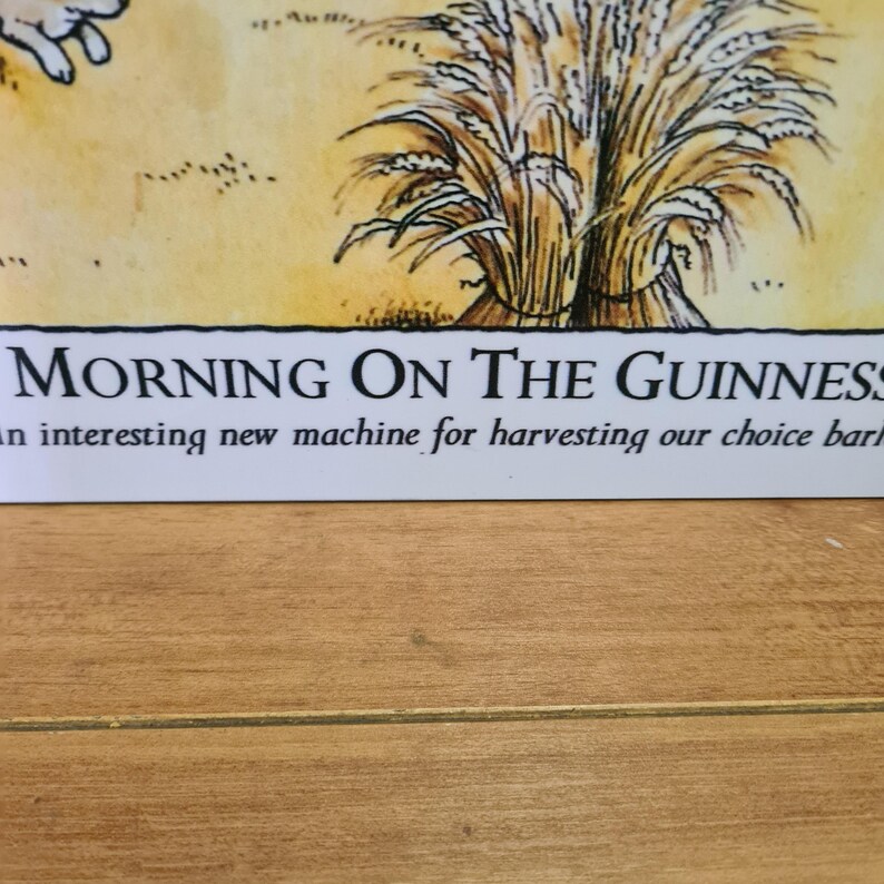 K&ouml;nnte beinhalten: Ein wei&szlig;es Schild mit schwarzem Text, auf dem steht "Morning on the Guinness. An interesting new machine for harvesting our choice barley."