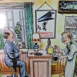 Puede incluir: Una ilustraci&oacute;n de dibujos animados de una escena de pub con dos hombres, uno sentado en un taburete y el otro sirviendo una pinta de Guinness. El pub tiene una barra de madera, una l&aacute;mpara y una ventana con vista a un &aacute;rbol verde. Un letrero sobre la barra dice "Guinness for Strength."