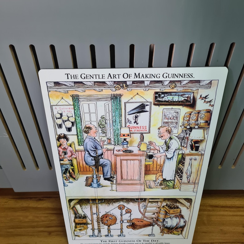 Puede incluir: Una ilustraci&oacute;n vintage que representa el proceso de elaboraci&oacute;n de la cerveza Guinness. La imagen muestra el interior de un pub con dos hombres, uno sirviendo una pinta de Guinness y el otro sentado en una mesa. La mitad inferior de la imagen muestra una ilustraci&oacute;n detallada del proceso de elaboraci&oacute;n de la cerveza.