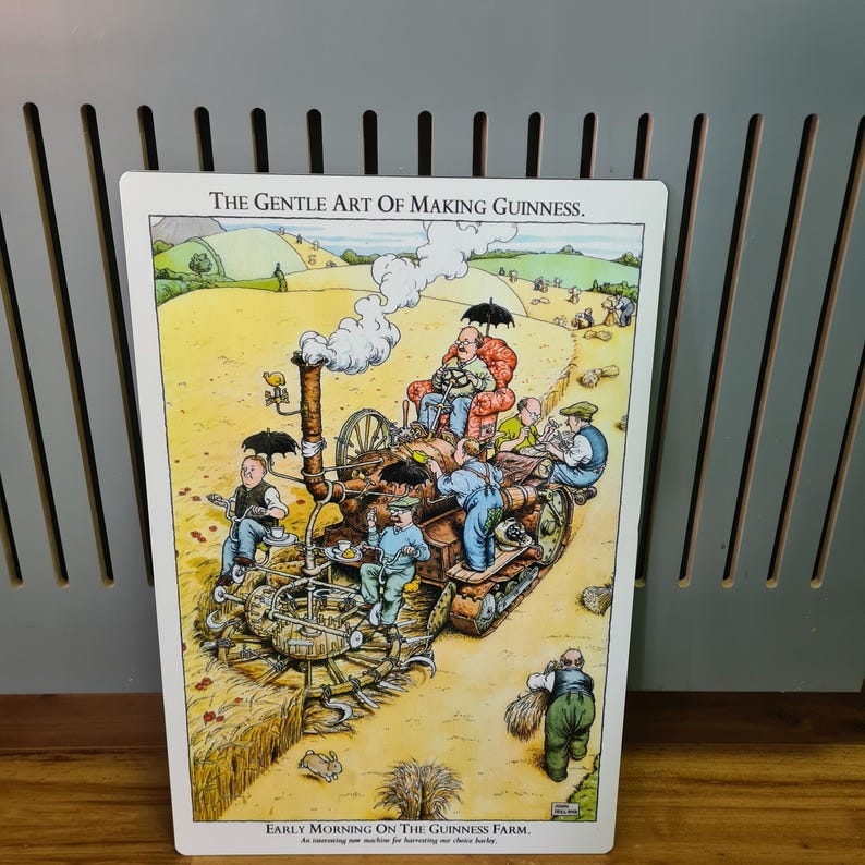 K&ouml;nnte beinhalten: Eine Illustration im Vintage-Stil einer Dampfmaschine auf einem Feld, mit dem Text "The Gentle Art of Making Guinness. Early Morning on the Guinness Farm. An extraordinary new machine for harvesting our finest barley."