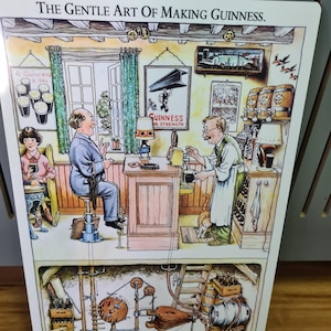 Puede incluir: Una ilustraci&oacute;n vintage que representa el proceso de elaboraci&oacute;n de la cerveza Guinness. La imagen muestra a un hombre sirviendo Guinness de un grifo en un vaso, con un segundo hombre sentado en un taburete en el fondo. La mitad inferior de la imagen muestra una ilustraci&oacute;n detallada del proceso de elaboraci&oacute;n de la cerveza.