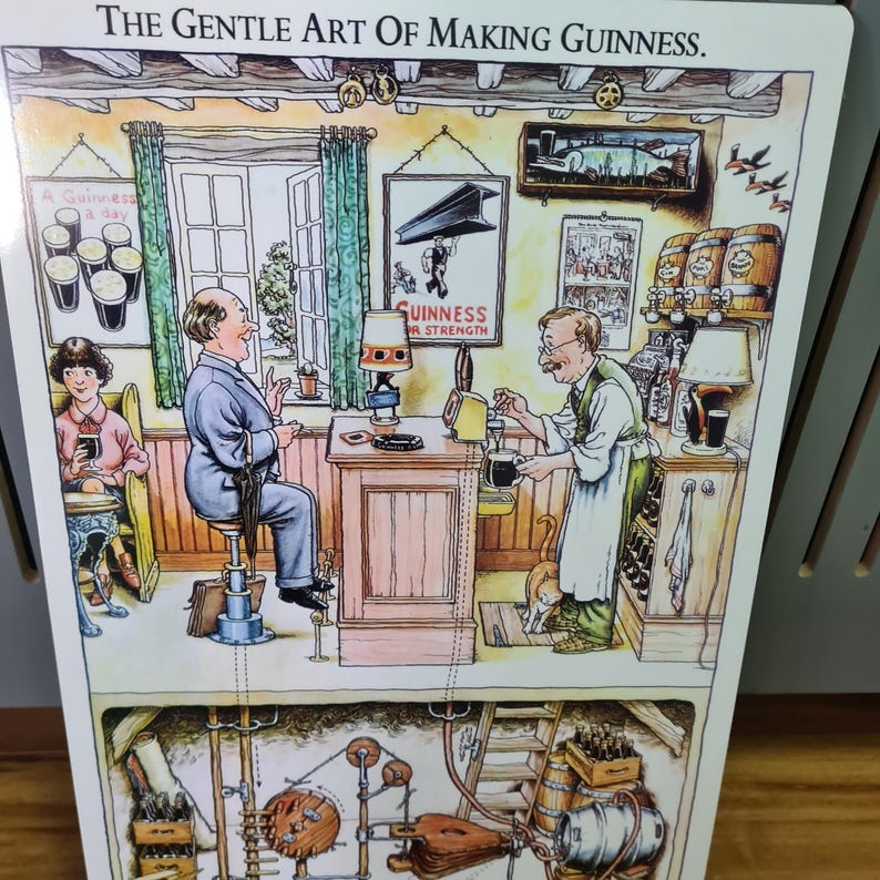Puede incluir: Una ilustraci&oacute;n vintage que representa el proceso de elaboraci&oacute;n de la cerveza Guinness. La imagen muestra a un hombre sirviendo Guinness de un grifo en un vaso, con un segundo hombre sentado en un taburete en el fondo. La mitad inferior de la imagen muestra una ilustraci&oacute;n detallada del proceso de elaboraci&oacute;n de la cerveza.