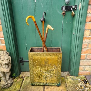 Vintage Messing geprägte Pferde und Wagen Szene Stickständer/Löwengriff Stickständer/Periodenstickständer