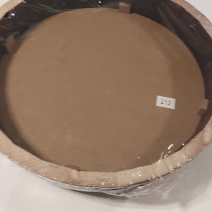 以下が含まれることがあります： 透明なプラスチックカバーが付いた茶色の楕円形の額縁。フレームはプラスチックで包まれ、ラベルには「212」と記載されています。