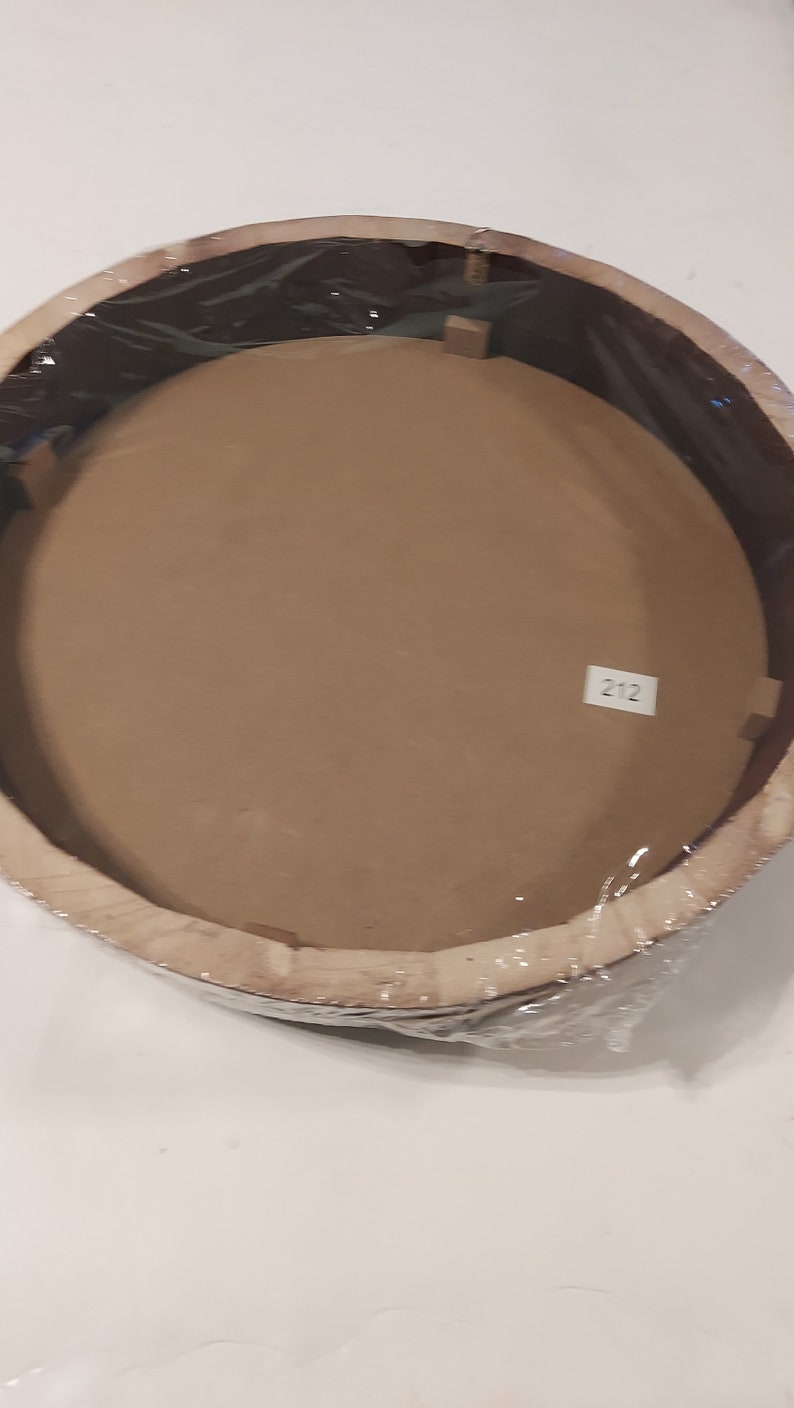 以下が含まれることがあります： 透明なプラスチックカバーが付いた茶色の楕円形の額縁。フレームはプラスチックで包まれ、ラベルには「212」と記載されています。