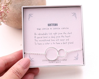 Puede incluir: Una pulsera de cadena de plata con dos círculos entrelazados, uno grande y otro pequeño, en una caja de regalo blanca. La tarjeta interior dice: SISTERS, big circle & little circle, An unbreakable link right from the start, A special bond so deep from the heart, The unconditional love will never end, To have a sister is to have a best friend, STERLING SILVER hand crafted Dorset England.