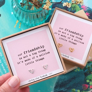 Pendientes de corazón de la amistad "A Million Little Things" / pendientes de corazón de plata de ley para amigas / regalo para cumpleaños de amigas / regalo de dama de honor de boda