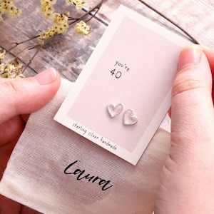 Bolsa de regalo Pendientes de corazón de plata de ley para 40 cumpleaños / Pendientes de corazón de plata de ley para 40 cumpleaños / Joyas personalizadas para mujer 40 cumpleaños