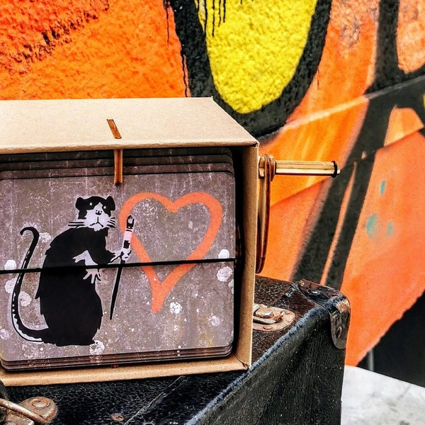 Banksy "Rat painting heart" Print im Daumenkino Bilderrahmen: Streetart Objekt