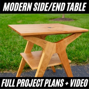 Może przedstawiać: Nowoczesny stolik pomocniczy lub stolik nocny wykonany z jasnego drewna z kwadratowym blatem i dolną półką. Stolik ma unikalną podstawę w kształcie litery X z pochylonymi nogami.