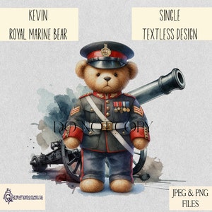 Puede incluir: Un oso de peluche vestido con un uniforme de la Royal Marine, sosteniendo un cañón. El oso lleva un sombrero rojo con una insignia dorada, una chaqueta negra con botones dorados y un cinturón blanco. El cañón es negro y tiene un mango de madera.