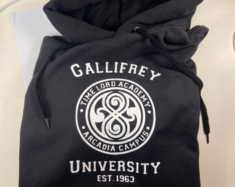 Sudadera con capucha negra de la Universidad de Gallifrey - Original de Fruit of Loom - ¡todos los tamaños! ¡La Academia del Señor del Tiempo! Establecido en 1963