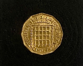 1967 Three Pence Coin. Queen Elizabeth II. Last year of issue. AU65 Condition. Sealed Capsule with hologram seal. UK Coin hunters.