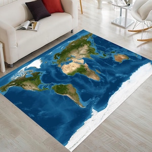 Pode incluir: Um tapete retangular com um design detalhado do mapa-múndi. O tapete mostra os continentes em tons de verde e castanho, rodeados por um oceano azul profundo. As áreas brancas representam as regiões polares.