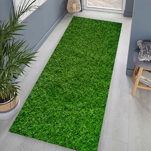 Puede incluir: Una alfombra de césped artificial verde con una textura realista. La alfombra es perfecta para agregar un toque de naturaleza a cualquier habitación.