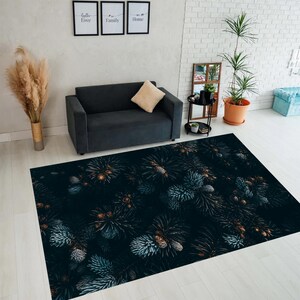 Peut inclure: Tapis rectangulaire avec un motif détaillé d'aiguilles et de cônes de pin dans des tons de bleu, vert et marron sur un fond sombre. Le tapis est posé sur un sol en bois clair, avec un canapé gris foncé et des objets décoratifs en arrière-plan.