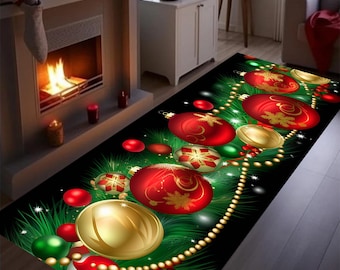 Op de afbeelding: Een rechthoekig kersttapijt met rode en gouden ornamenten, groene dennennaalden en een reeks gouden kralen op een zwarte achtergrond. Dit binnentapijt is ontworpen om een feestelijke sfeer in elke kamer te brengen.