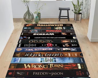 Dywan retro z motywem horroru na kasetach VHS, nostalgiczny wystrój kina domowego, nostalgiczny dywan w stylu retro, dywan z motywem wideo, dywan z filmami VHS, dywan z motywem horroru, popularny dywan