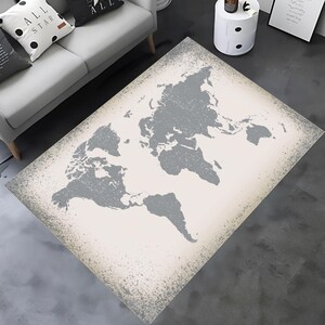 Könnte beinhalten: Ein rechteckiger Teppich mit einem Weltkarten-Design in Grau- und Cremetönen. Die Karte ist zentral platziert, mit Kontinenten und Ländern, die in Grau auf einem cremefarbenen Hintergrund umrissen sind. Der Teppich hat einen Used-Look und Vintage-Charakter.