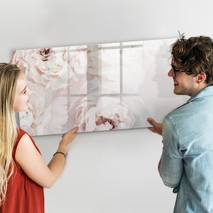 Pizarra magnética con flores de peonía, lista de tareas para la pared, tablero de mensajes rosa, exhibición de fotos de pared con flores y plantas, marcador + esponja