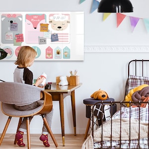 Puede incluir: Una pizarra blanca magnética de borrado en seco con ilustraciones de animales coloridos y un niño sentado en un escritorio frente a ella. La pizarra tiene una lista de tareas, una agenda diaria y una sección para notas. El niño sostiene una pequeña botella en su mano.