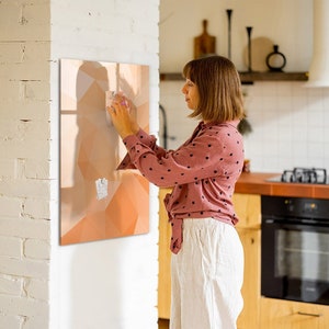 Tablero magnético con abstracción de triángulos, lista de tareas para la pared, tablero de mensajes naranja, patrón de abstracción del centro de comando, marcador + esponja