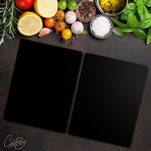 Puede incluir: Dos letreros rectangulares negros con esquinas redondeadas, colocados sobre una superficie marrón. Los letreros están en blanco y listos para texto o imágenes. La superficie está decorada con varios ingredientes, incluyendo tomates, limones, hierbas, especias y ajo.