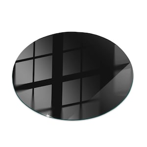 Könnte beinhalten: Eine ovale Tischplatte aus schwarzem Glas mit glänzender Oberfläche. Die Oberfläche reflektiert ein gitterartiges Muster aus Licht und Schatten, wodurch eine moderne und minimalistische Ästhetik entsteht. Die Kanten sind glatt und abgerundet.