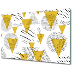 Puede incluir: Un patrón sin costuras con triángulos y círculos amarillos sobre un fondo blanco. Los triángulos y los círculos están llenos de puntos negros.