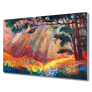 Puede incluir: Una pintura colorida de una escena de bosque con un gran árbol en primer plano. El sol brilla a través de los árboles, creando una atmósfera cálida y acogedora. La pintura está realizada en un estilo suelto y expresivo, con colores vibrantes y pinceladas audaces.