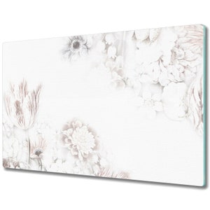 Puede incluir: Un fondo blanco con un delicado diseño floral en tonos grises y blancos. Las flores están dispuestas en una esquina de la imagen, dejando un gran espacio abierto en el centro.