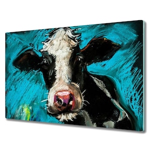 Puede incluir: Una vaca negra y blanca con la nariz rosa está pintada en un estilo colorido sobre un fondo azul.