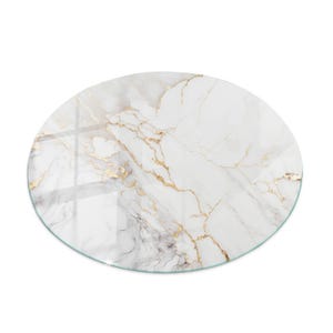 Peut inclure: Un plateau de table rond avec un motif marbré. La surface blanche présente des veines dorées et une nuance grise subtile. Le bord est transparent, créant un aspect homogène. Idéal pour la décoration intérieure.