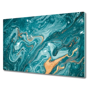 Puede incluir: Impresión de arte abstracto con pintura azul verdosa y dorada en espiral. La pintura dorada se asemeja a purpurina y crea un efecto brillante.