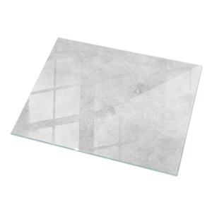 Peut inclure: Une planche à découper rectangulaire gris clair avec une surface texturée et un bord en verre transparent. La planche présente un motif subtil et moucheté et une qualité réfléchissante.