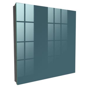 Può includere: Un armadietto da parete quadrato caratterizzato da un pannello frontale in vetro lucido color verde acqua. L'armadietto presenta una cornice di colore scuro visibile sul lato, che crea un contrasto con la superficie liscia e riflettente.