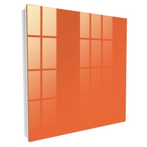 Può includere: Un pannello quadrato in vetro arancione lucido con una superficie liscia e riflettente. Il pannello presenta una parte anteriore piatta e pulita e un bordo laterale bianco, con il riflesso a griglia di una finestra sulla finitura arancione.