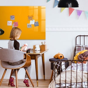 Centro de mando de vidrio amarillo oscuro, color amarillo dorado, tablero magnético para niños, tablero de tareas, tablero grande