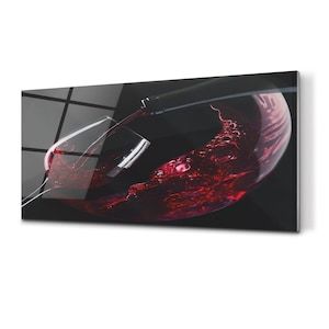 以下が含まれることがあります： ボトルから赤ワインを注いでいるグラス。ワインは渦巻き状に渦巻いており、濃い赤色をしています。グラスは透明で、背景は黒です。