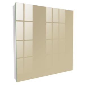 Può includere: Uno specchio da parete quadrato con una superficie in vetro beige liscia e lucida. Il pannello riflettente presenta un design pulito senza cornice con una sottile sfumatura verde visibile sul bordo laterale, che riflette una finestra a griglia.