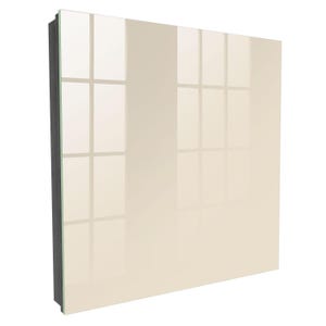 Può includere: Uno specchio da parete quadrato con una superficie riflettente lucida color crema. Lo specchio presenta un bordo sottile di colore chiaro e una cornice scura a tinta unita visibile sul lato, offrendo un profilo geometrico semplice e pulito.