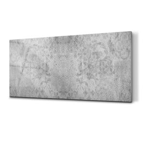 Op de afbeelding: Een grijs en wit abstract patroon met een verweerde, vintage uitstraling. Het patroon heeft een herhalend ontwerp van swirls en bladeren.