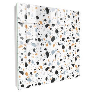 Può includere: Un pannello a parete quadrato in vetro con sfondo bianco e un motivo a terrazzo sparso. Il design è composto da forme irregolari di varie dimensioni in nero, azzurro e arancione tenue, creando una finitura superficiale lucida.