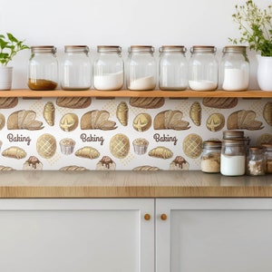 Puede incluir: Una encimera de cocina con un salpicadero blanco que presenta un patrón repetitivo de productos horneados, que incluyen pan, croissants y pasteles. El texto "Baking" se repite en todo el patrón. Seis tarros de vidrio transparentes con tapas están en un estante de madera sobre el salpicadero. Los tarros están llenos de polvo blanco, probablemente harina o azúcar.