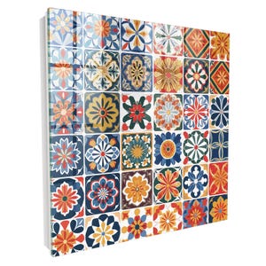 Può includere: Un pannello decorativo quadrato composto da una griglia di piastrelle con vari motivi floreali e geometrici in una vivace tavolozza di colori blu, rosso, giallo, arancione e verde. La superficie presenta una finitura lucida e riflettente.