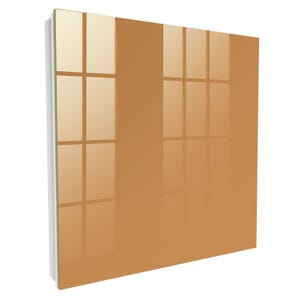Può includere: Un pannello in vetro quadrato, lucido e color ambra con una superficie liscia e riflettente. Il pannello presenta un design piatto e pulito con un bordo bianco visibile sul lato sinistro, mostrando una tonalità arancione-marrone uniforme.