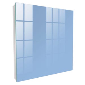 Può includere: Un pannello in vetro quadrato di colore azzurro con una superficie liscia e riflettente. Il pannello presenta un design piatto e pulito con un bordo laterale bianco visibile, che mostra un sottile riflesso di una griglia di finestra lucida.